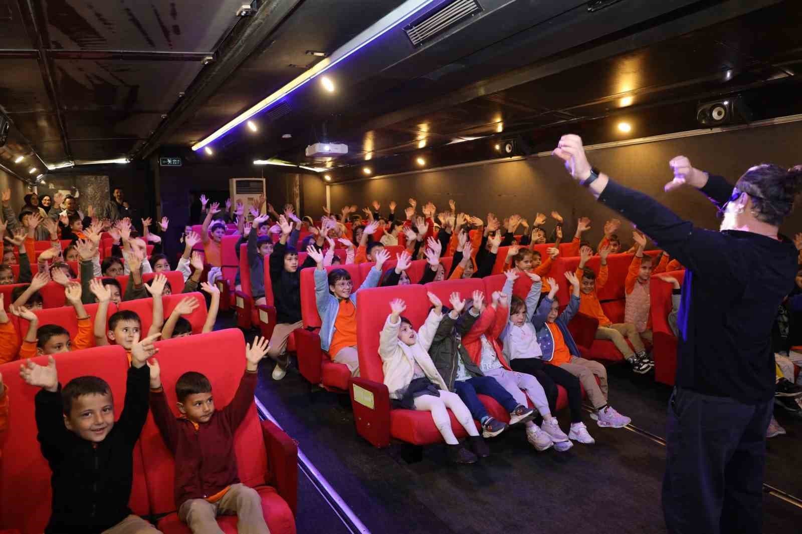 Gezen Sinema Tırı, Kaynaşlı'da Öğrencilerle Buluştu