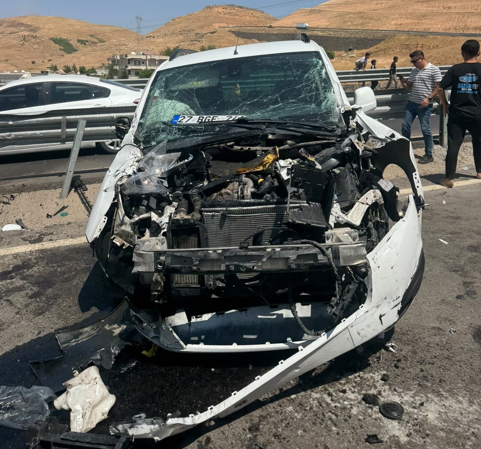Cizre'de Kamyonet Bariyerlere Çarptı: 5 Yaralı, 2'si Çocuk