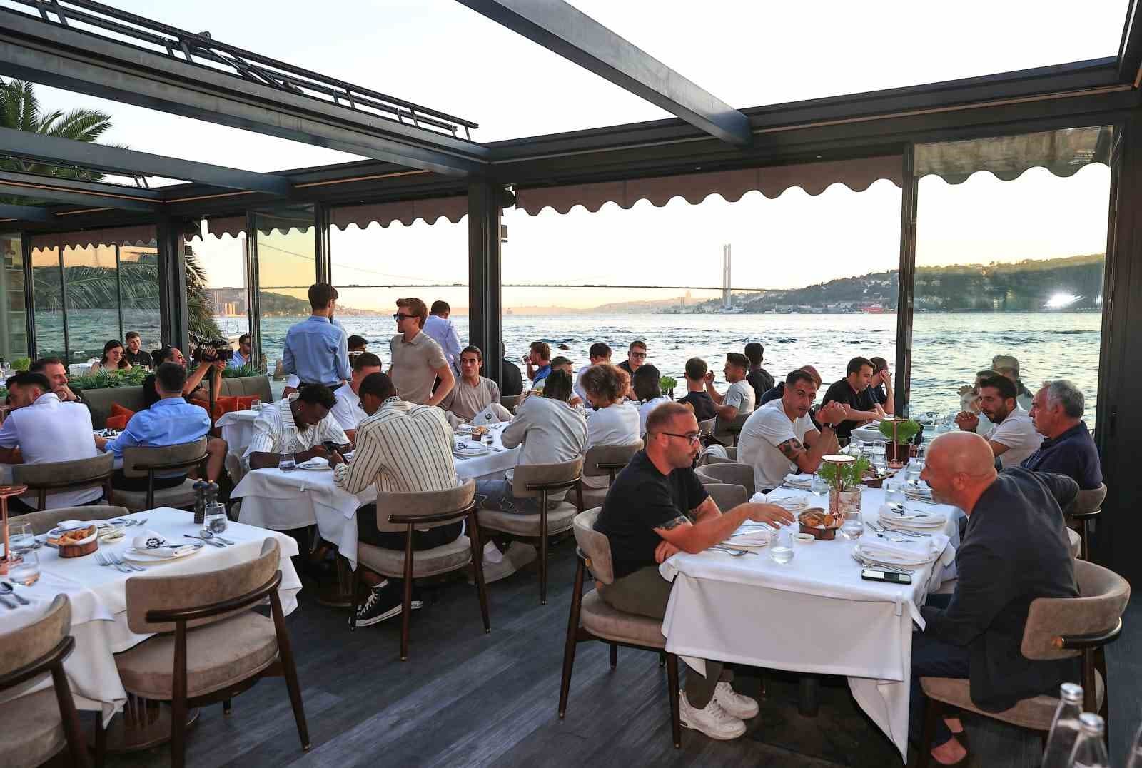 Beşiktaşlı Oyuncular Teknik Direktörlerinin Evinde Toplandı