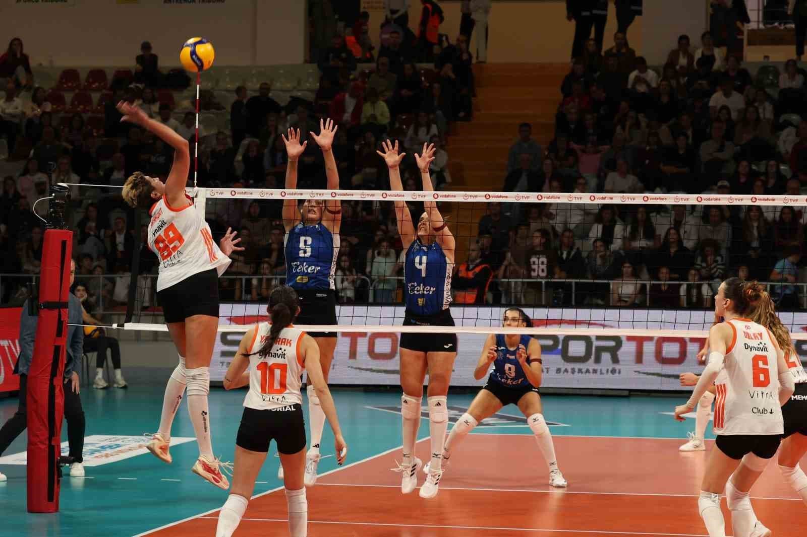 Sultanlar Ligi İlk Haftası: Eczacıbaşı Peron İstanbul, Nilüfer Belediyespor'u 3-2 Devirdi