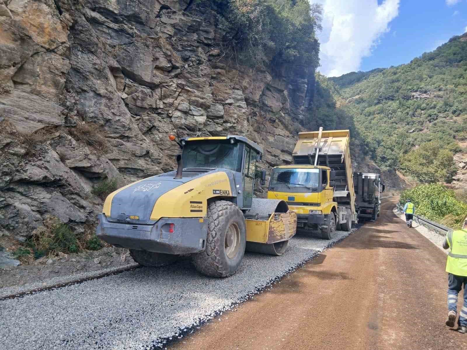 Aydın'ın 17 İlçesinde Yol Altyapısı İçin Koordineli Çalışmalar Devam Ediyor