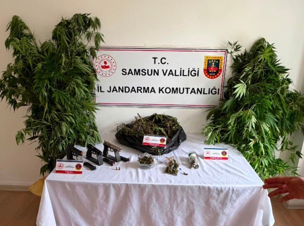 Salıpazarı'nda Uyuşturucu Operasyonu: 1 Kilo Esrar, Kenevir ve Silah Ele Geçirildi