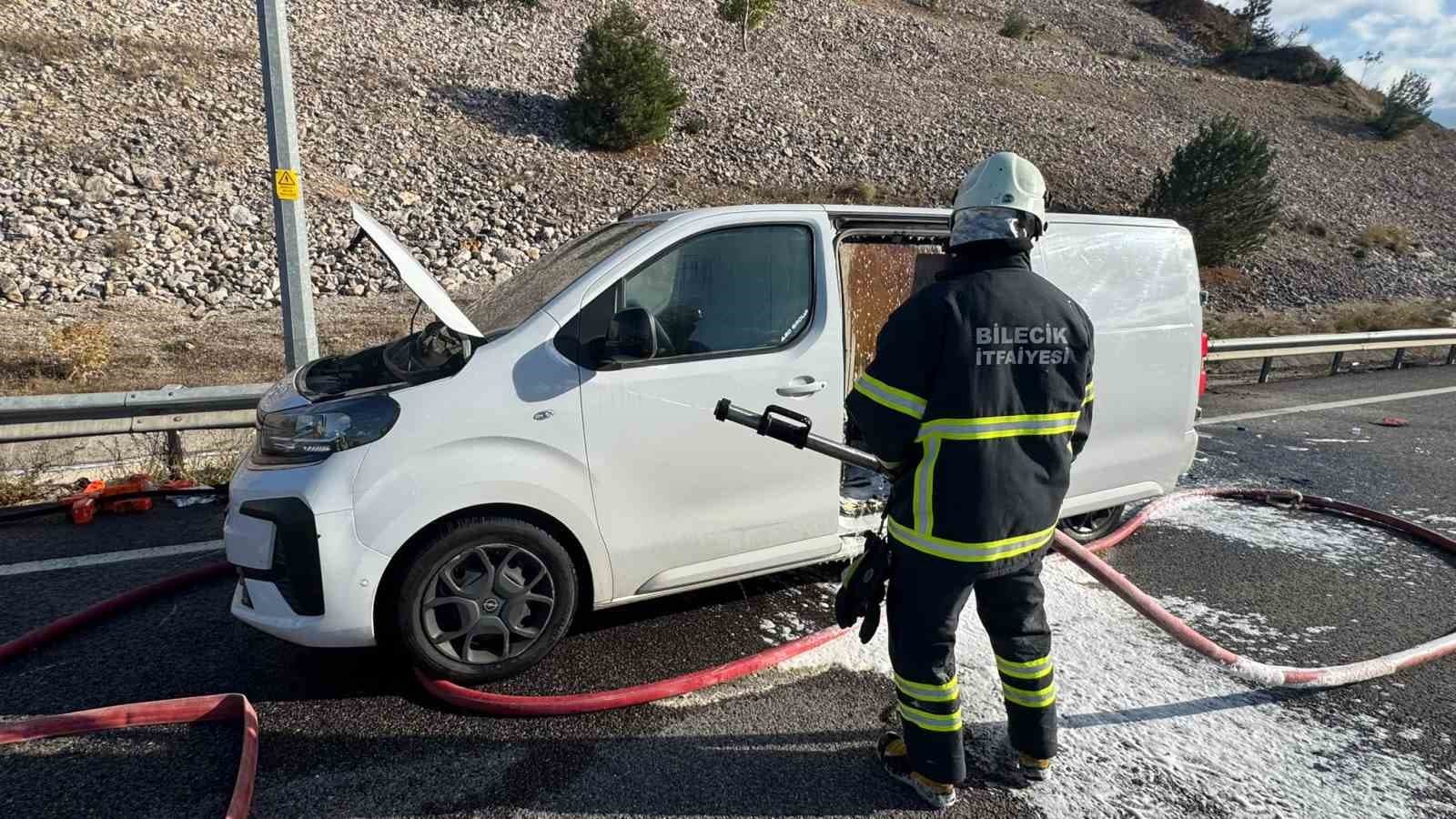 Bilecik'te Ticari Araç Yangını Çıktı
