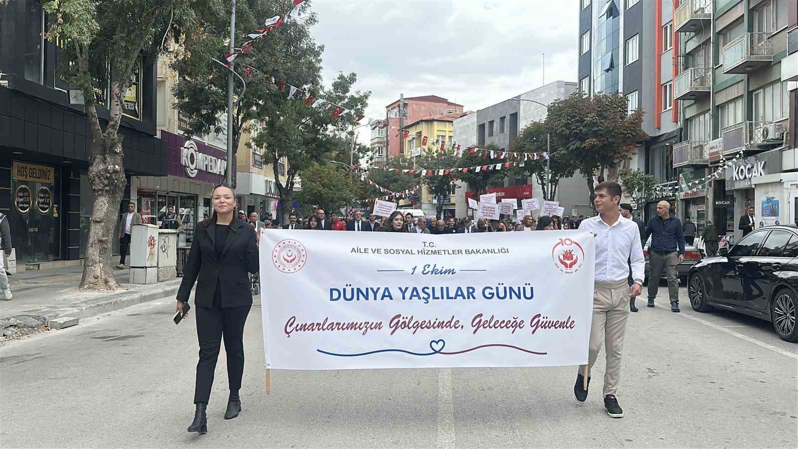 Dünya Yaşlılar Günü’nde Nesiller Bir Arada Yürüyüş Yaptı