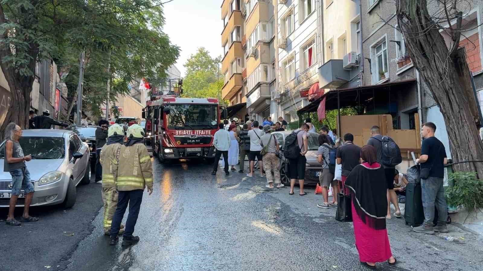Beyoğlu Otelinde Yangın: 17 Kişi Tahliye Edildi