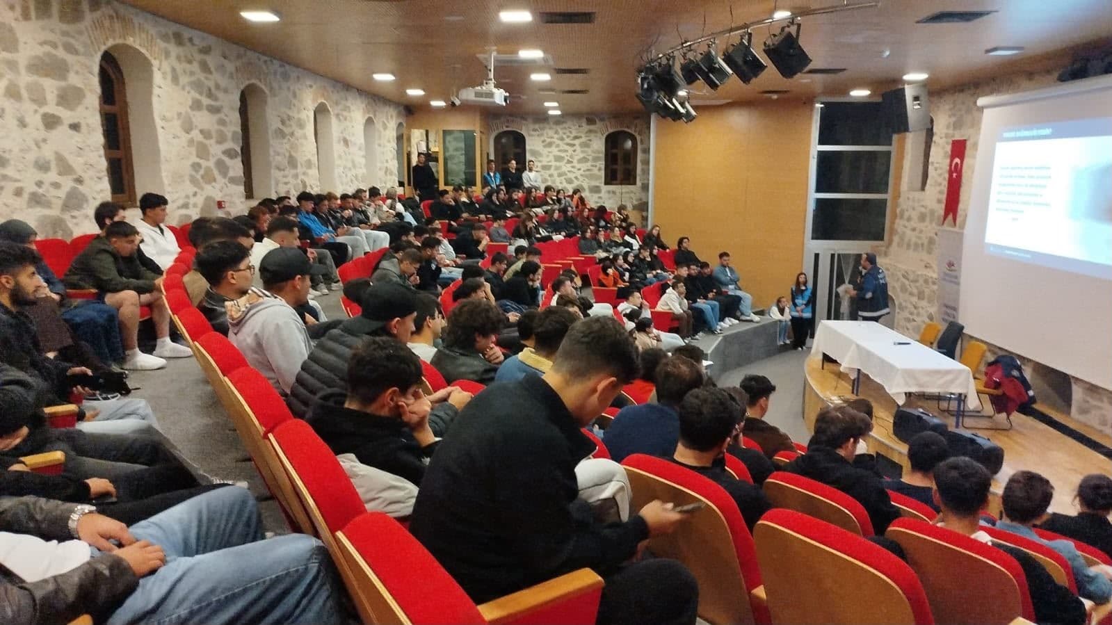 Eskişehir Polisinden Uyuşturucuyla Mücadele Eğitimleri: 565 Kişi Bilgilendirildi