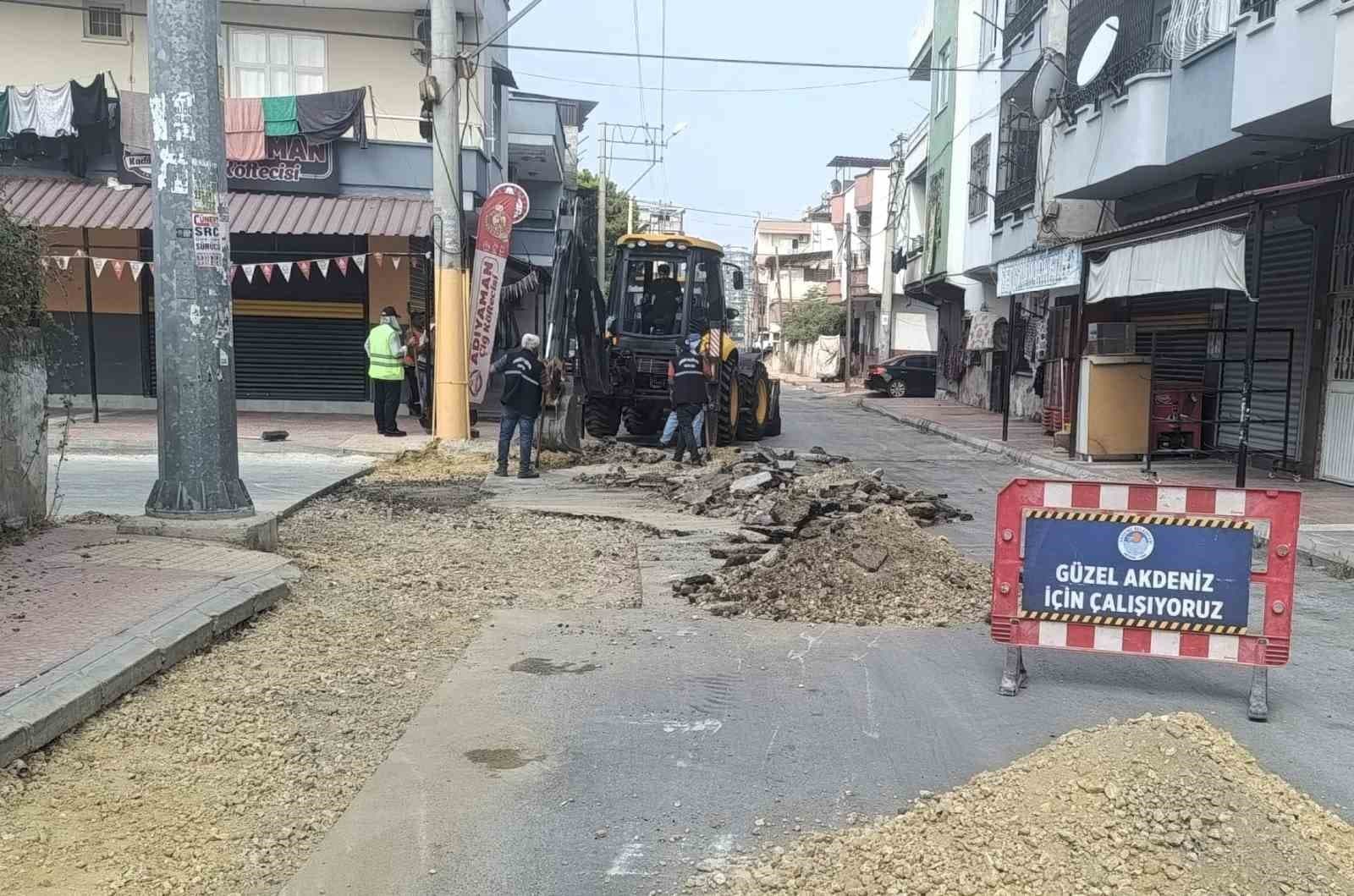 Akdeniz'de Altyapı İyileştirmeleri Hızla Sürüyor: Yollar ve Kaldırımlar Yenileniyor