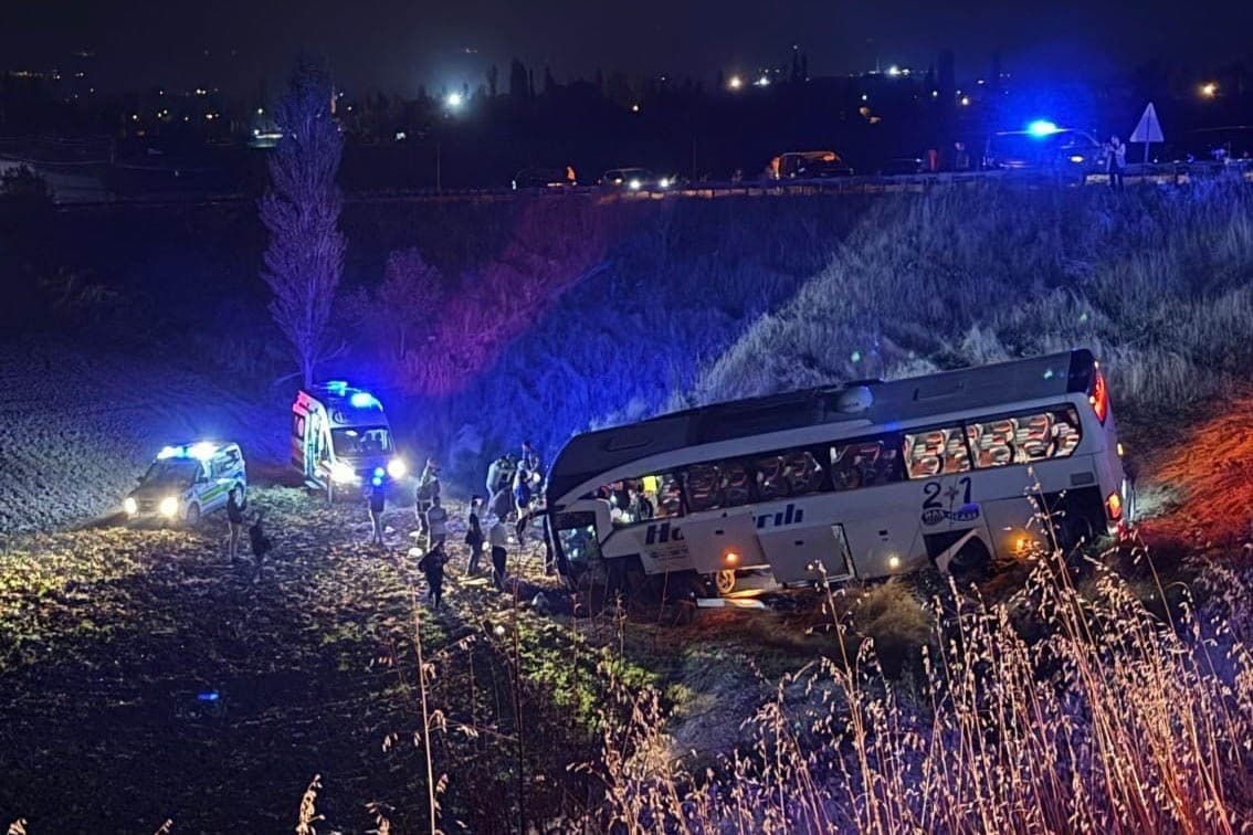 Amasya'da Yolcu Otobüsü Şarampole Çarptı: 24 Kişi Yaralandı
