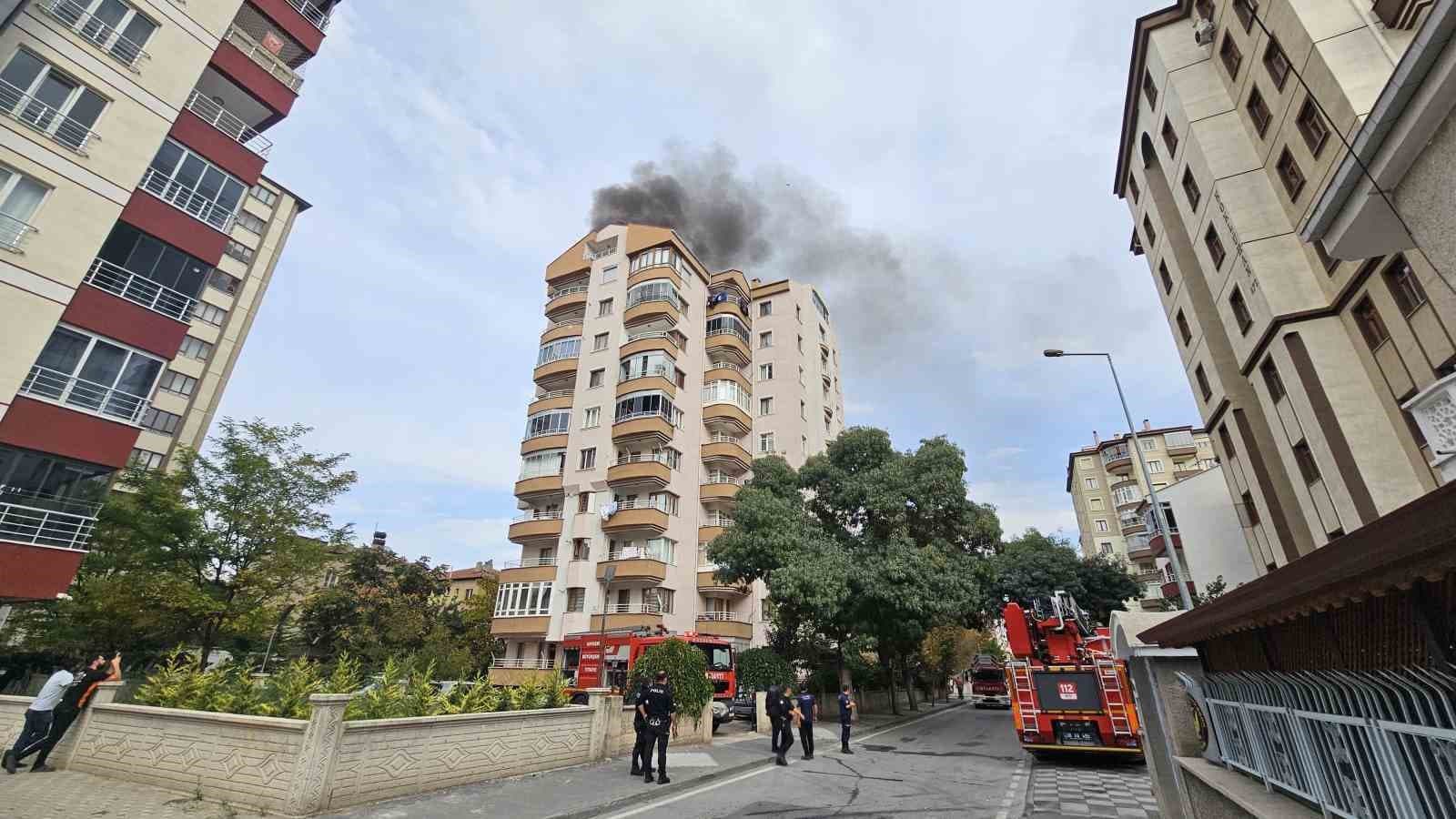 Kayseri'de 9 Katlı Bina Çatı Katında Yangın Çıktı