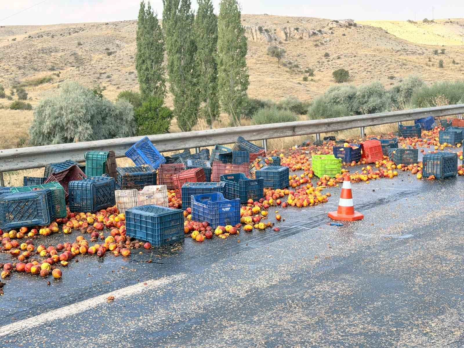Tırın Yan Yatması Sonucu Şeftaliler Yola Saçıldı
