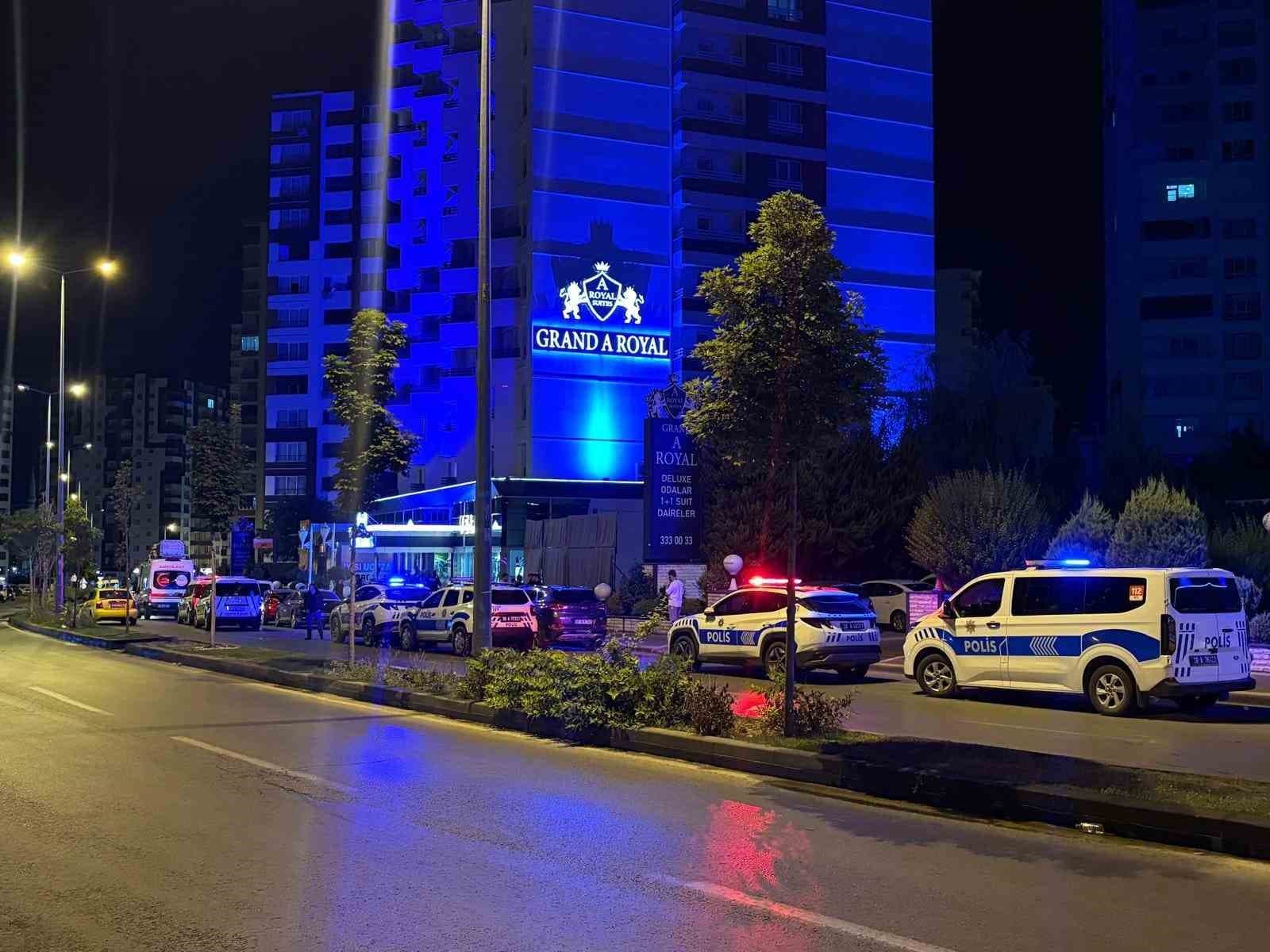 Genç Kadın Bıçaklandıktan Sonra Aşağı Atıldı