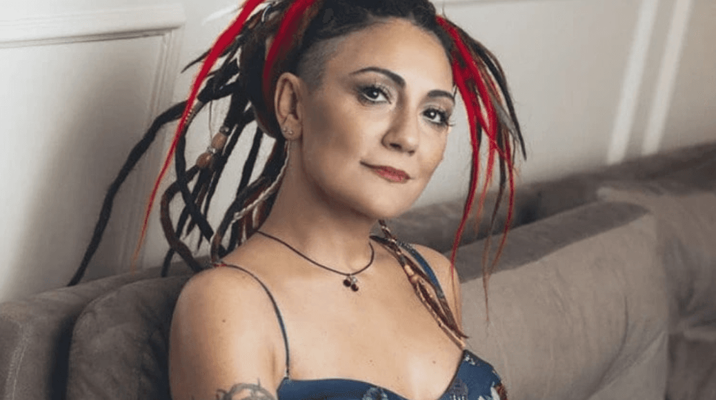 ÖZLEM TEKİN'E 94 MİLYON LİRALIK SAHNE TEKLİFİ