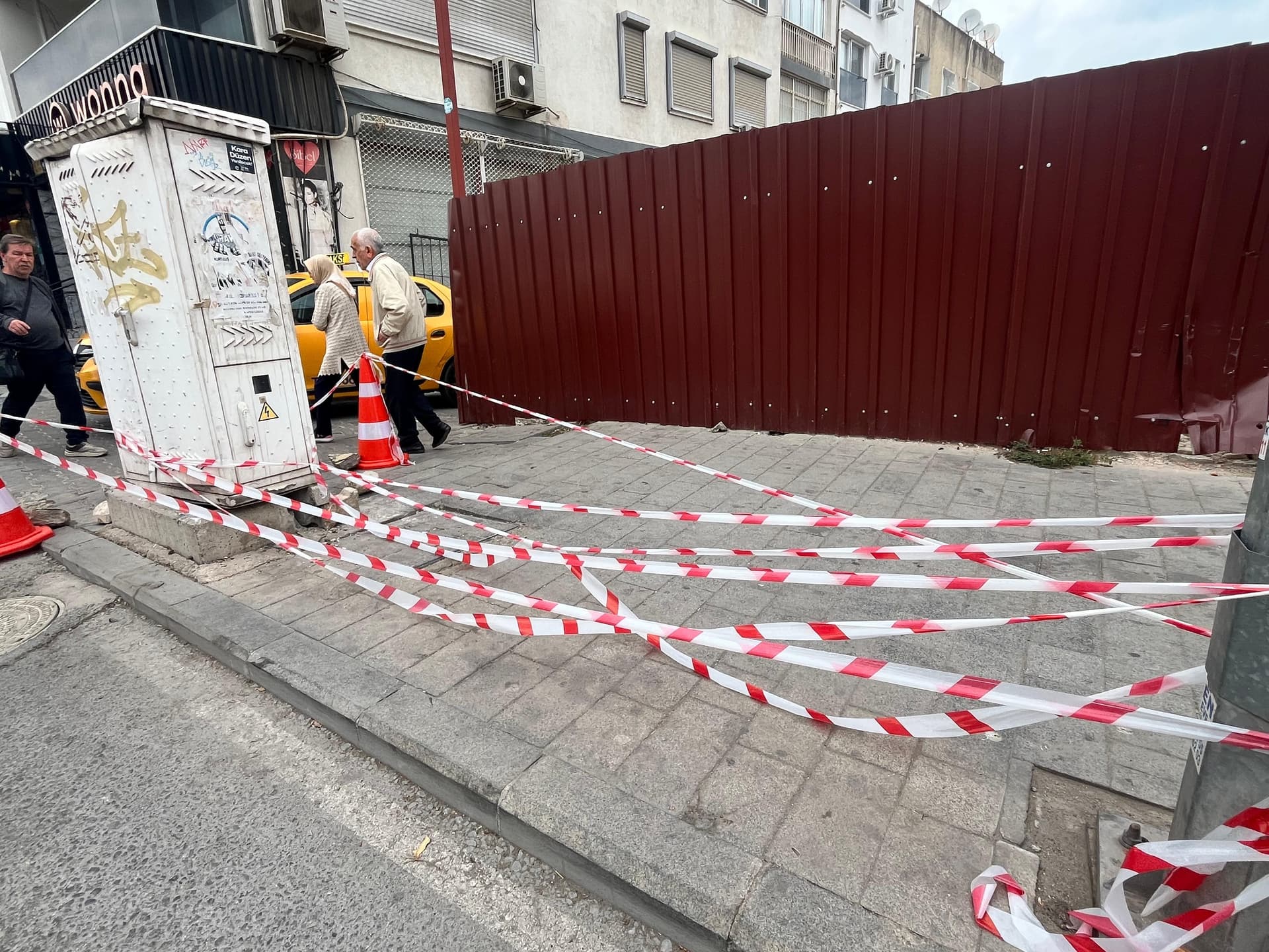 İzmir’de kontrolden çıkan otomobil iş yerini ve araçları vurdu