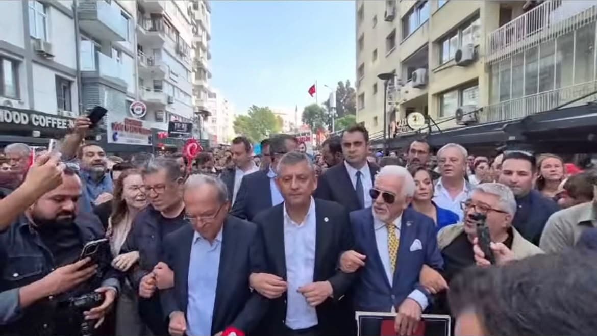 Özgür Özel, İzmir’de basın özgürlüğü yürüyüşüne katıldı