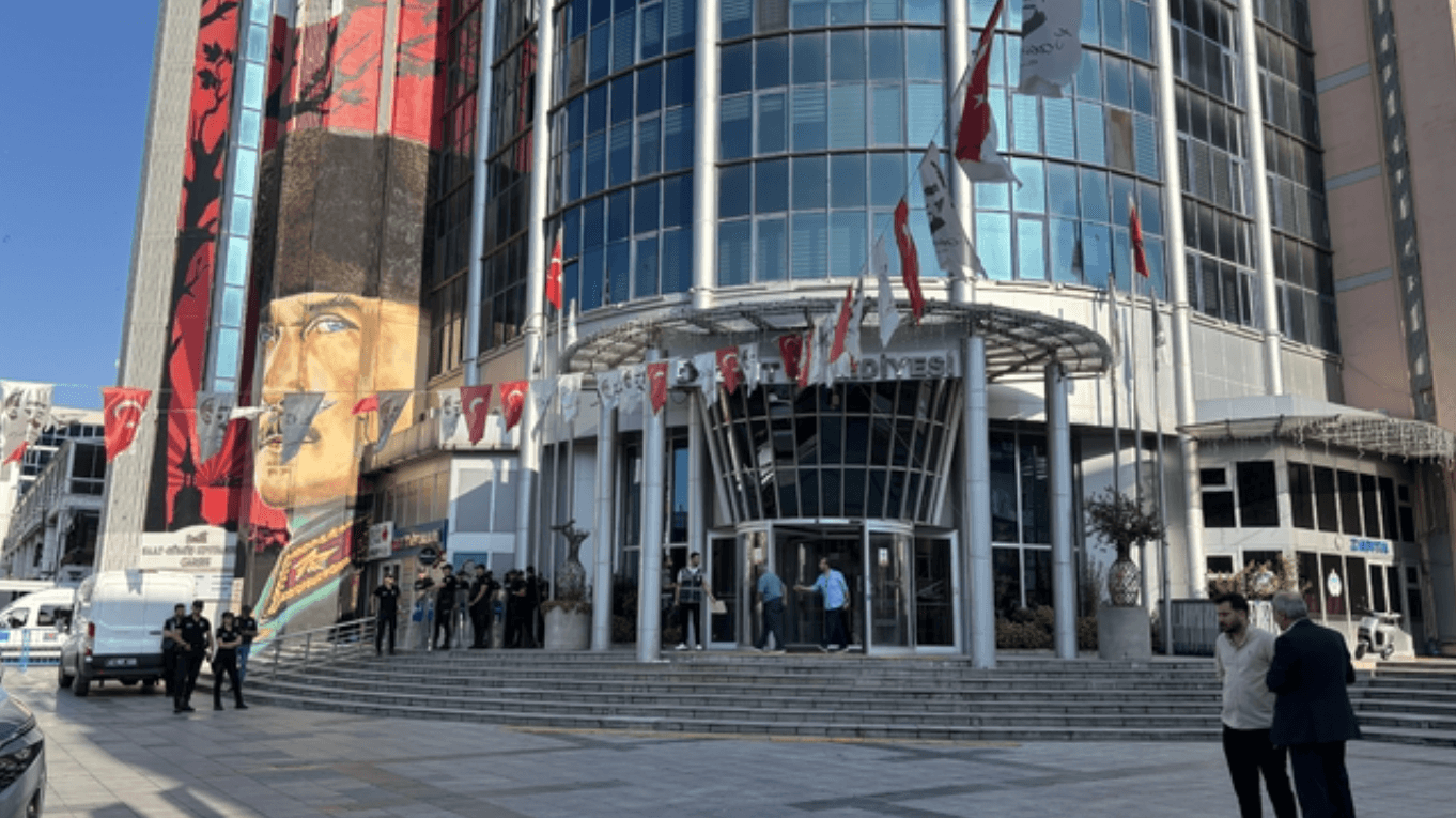 İZMİT BELEDİYESİ'NE ŞAFAK OPERASYONU