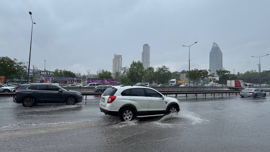 İstanbul'un Bazı Bölgelerinde Gökgürültülü Sağanak Etkili