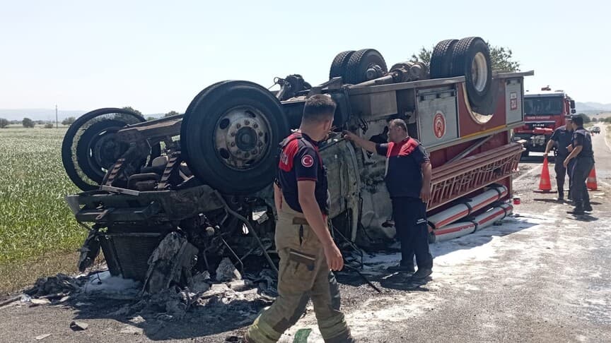 İzmir'de Kaza İhbarına Giden İtfaiye Aracı Devrildi: 2 İtfaiyeci Yaralı