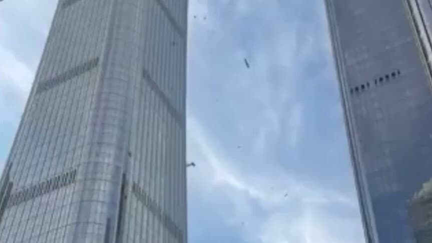 Pekin'de Gökdelene Çarpan Uçağın Pilotunun Ölümü Bildirildi
