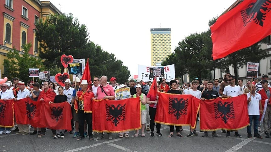 Arnavutluk'ta Zvernec'teki Turizm Projesine Karşı Gösteriler Devam Ediyor