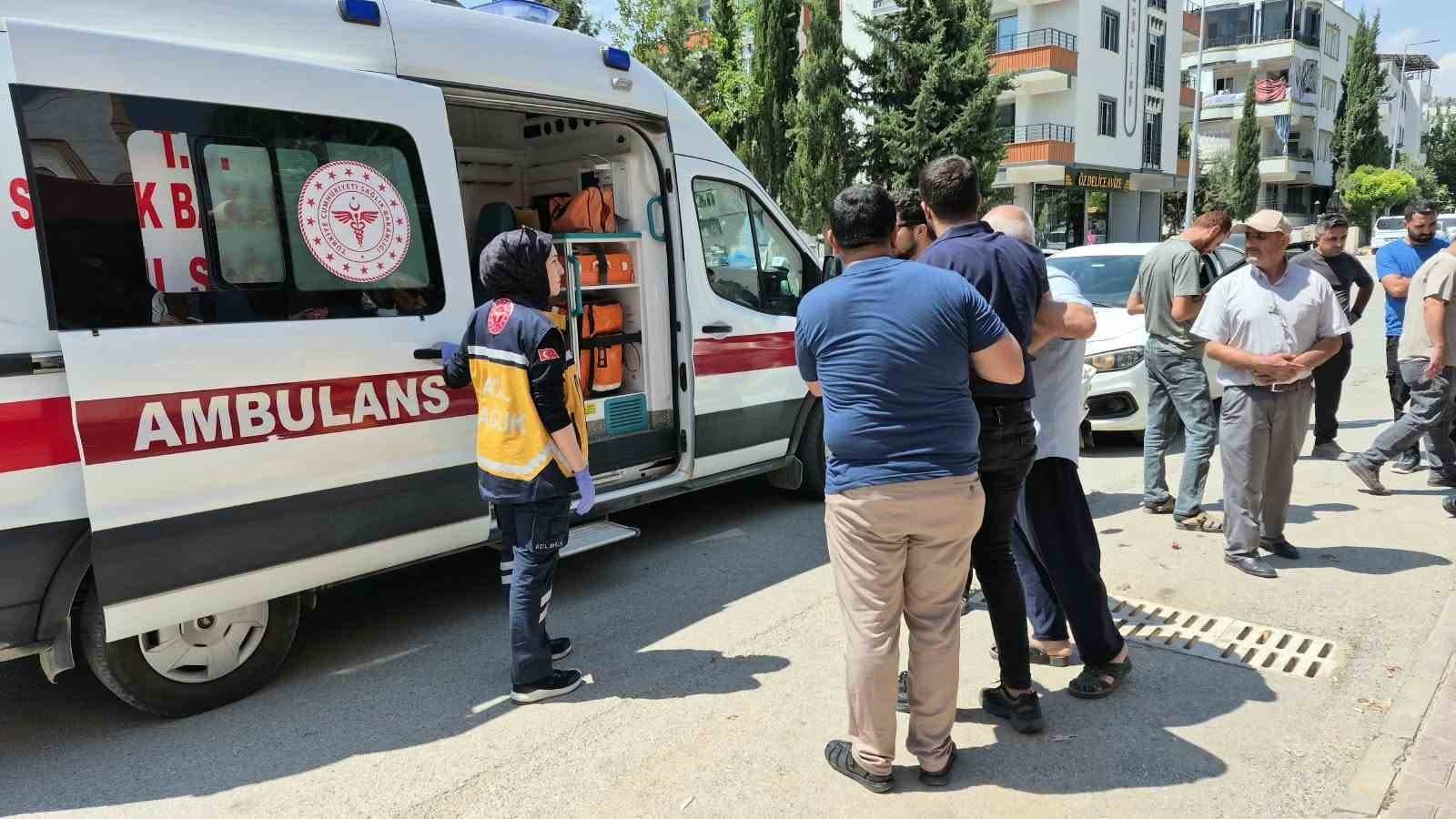 Minibüs ve Motosiklet Çarpıştı: İki Kişi Yaralandı