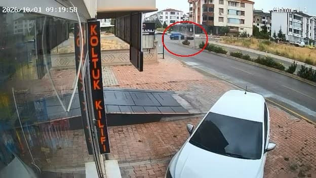 Elazığ’da Otomobil Çarpışması Sonucu Üç Kişi Yaralandı, Olay Güvenlik Kamerasına Yansıdı