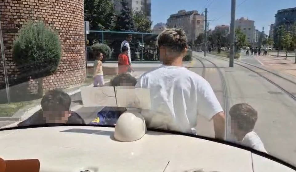 Tramvay Arkasına Tutunma Olayı: Potansiyel Kaza Tehlikesi