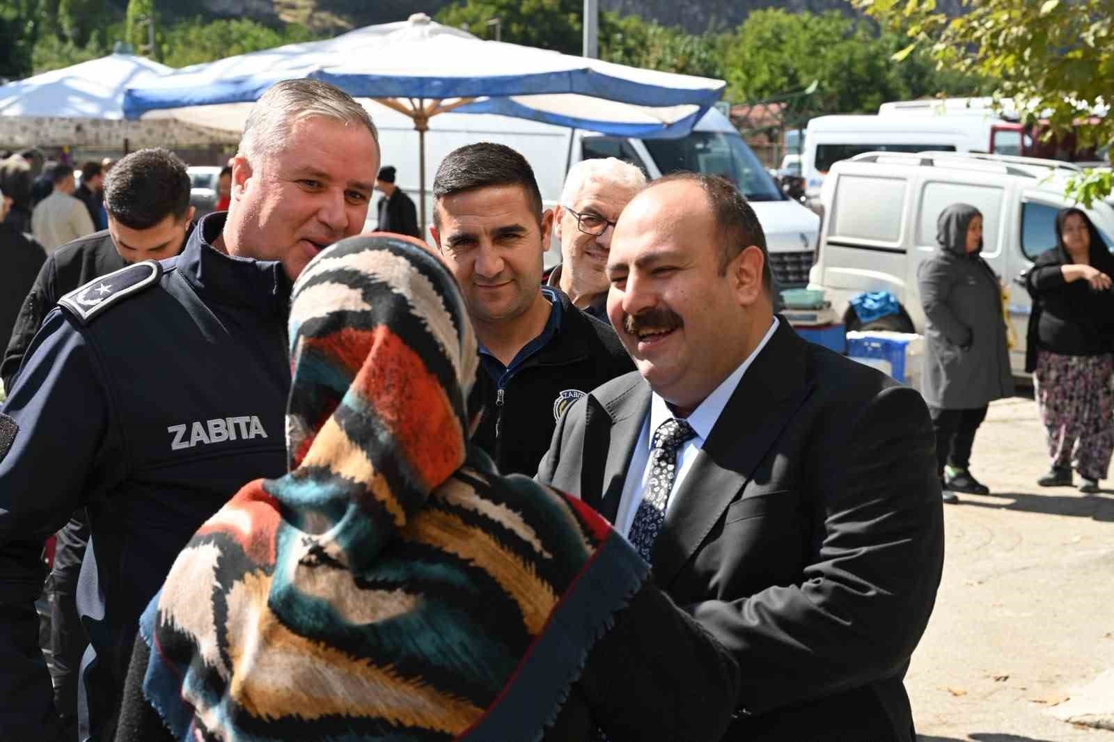 Başkan Hamamcı, İnönü Pazarı Ziyaretinde Esnaf ve Vatandaşlarla Buluştu