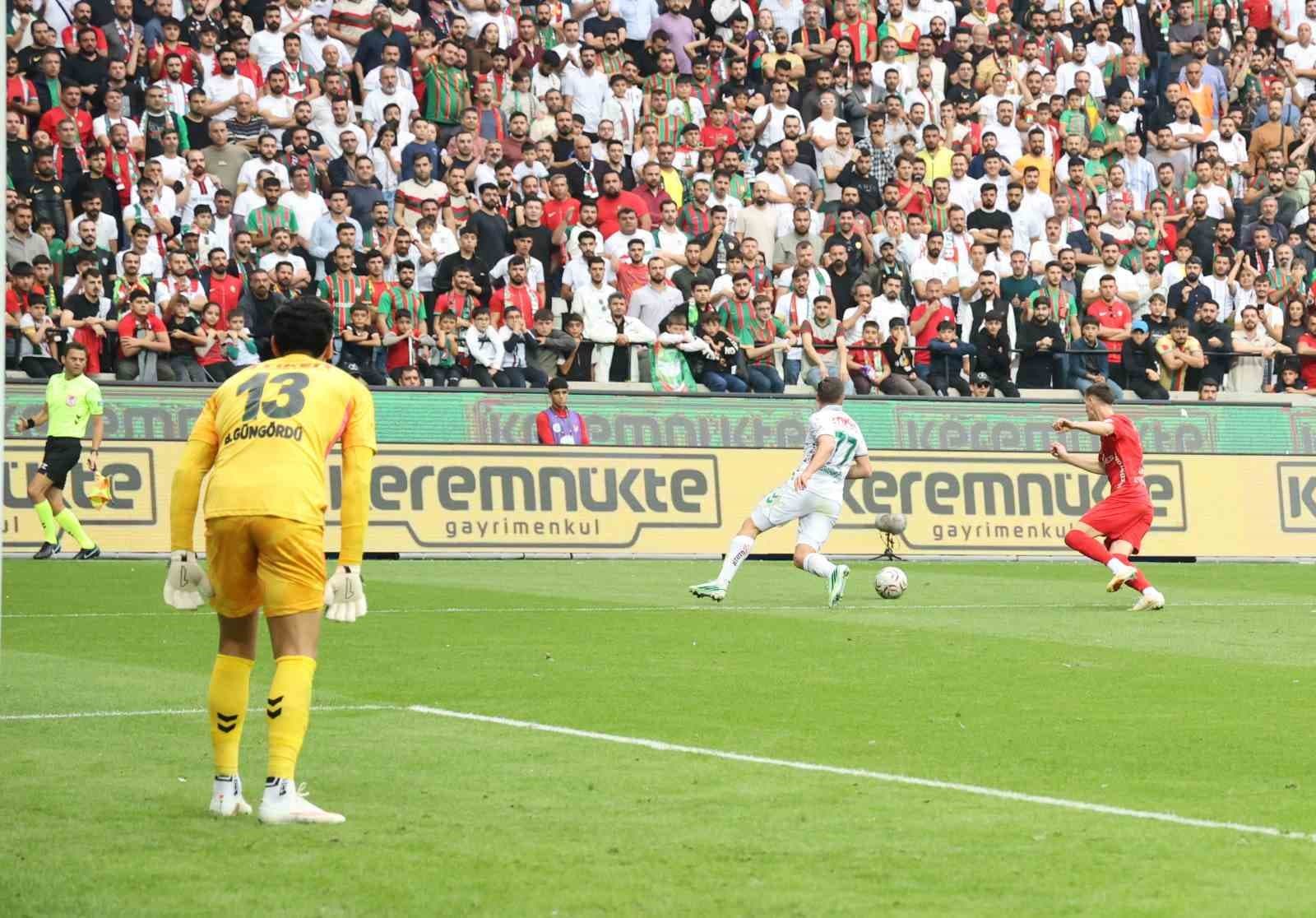 Trendyol Süper Lig: Amed Sportif Faaliyetler: 0 - Konyaspor: 0 (ilk yarı)
