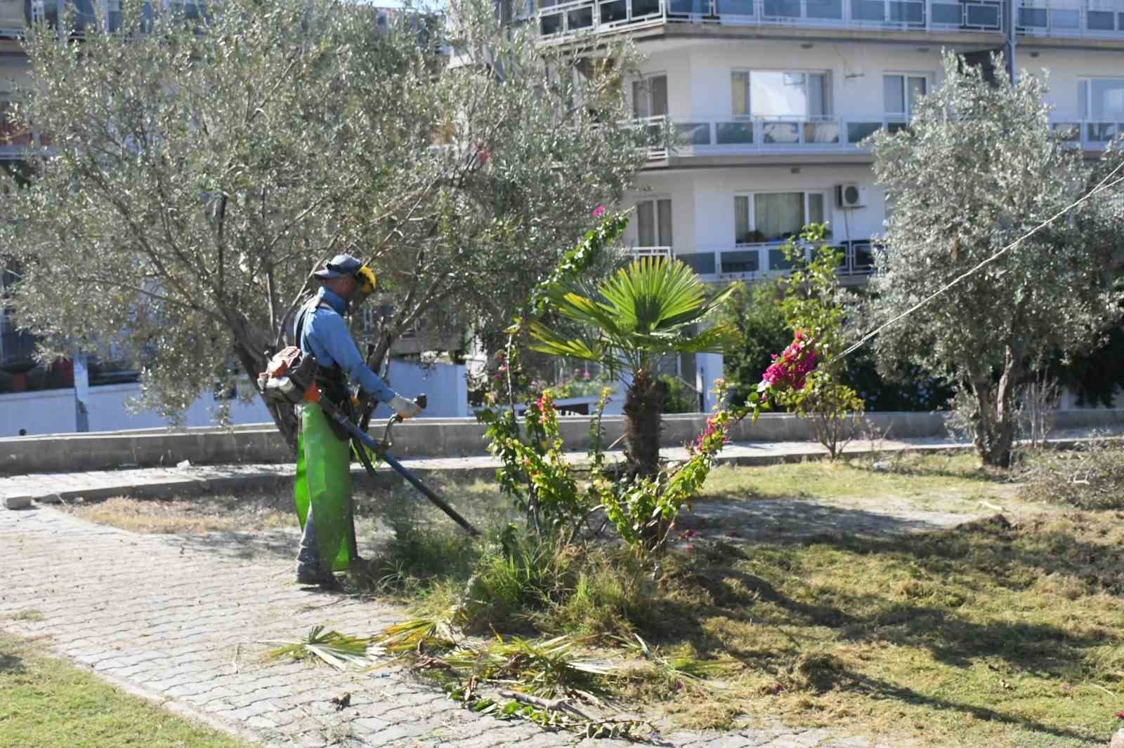 Kuşadası'nda Yeşil Alanlar ve Kent Mobilyaları Düzenleniyor