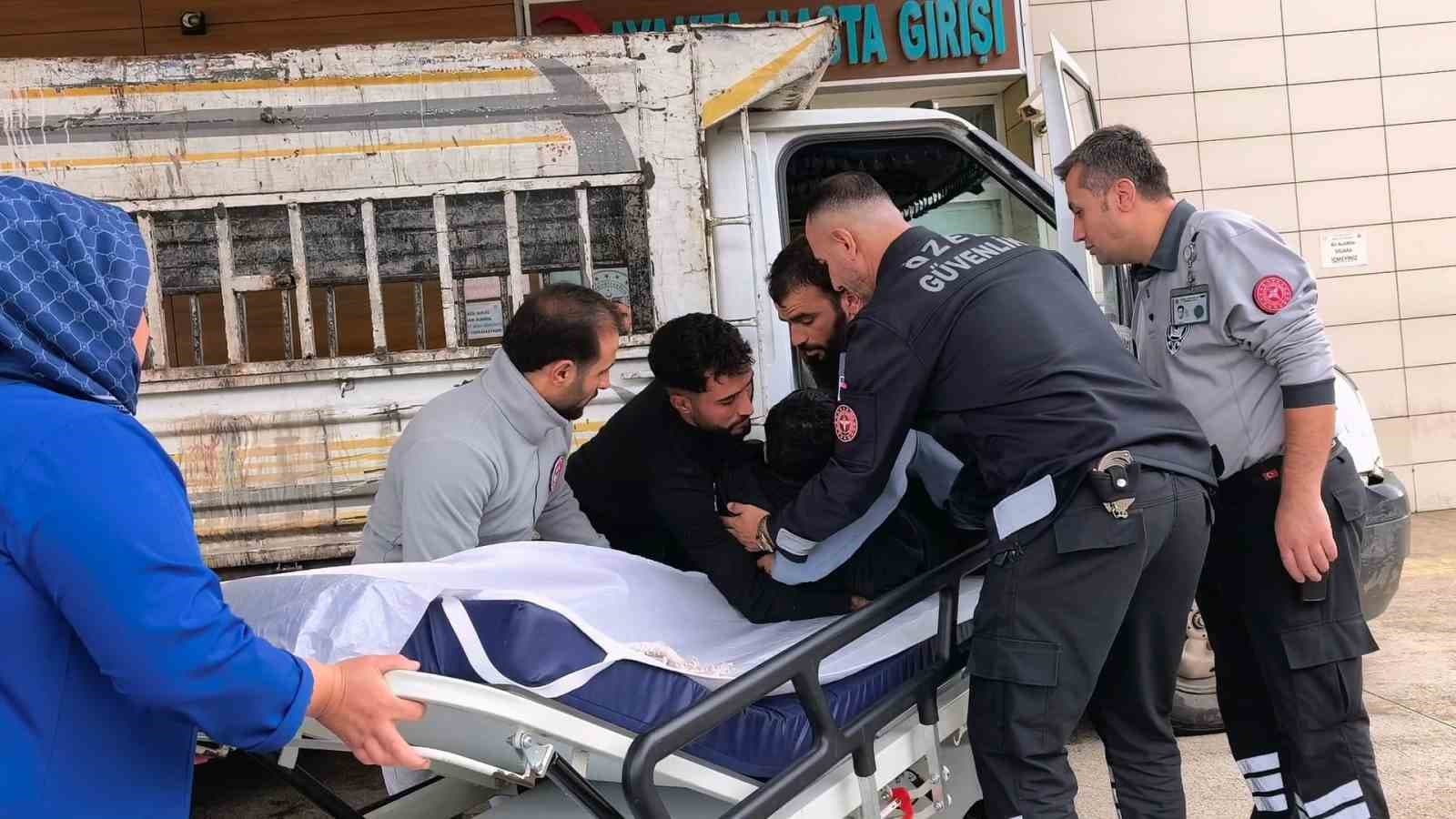 Kamyonetin Üzerinden Düşen Genç Yaralandı