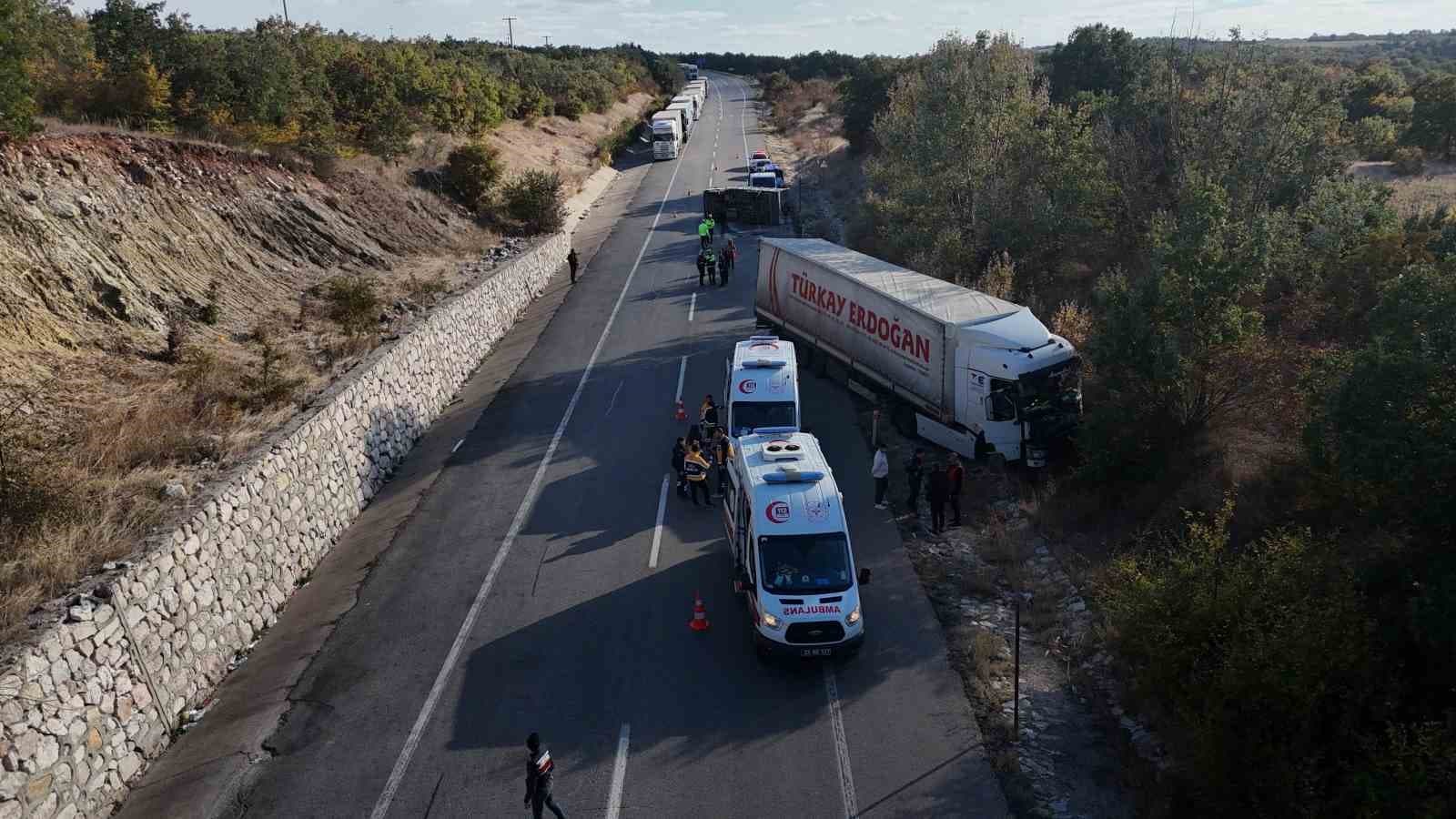 Edirne’de tır kuyruğunda kaza: Tır ile kamyonet çarpıştı, 4 kişi yaralandı