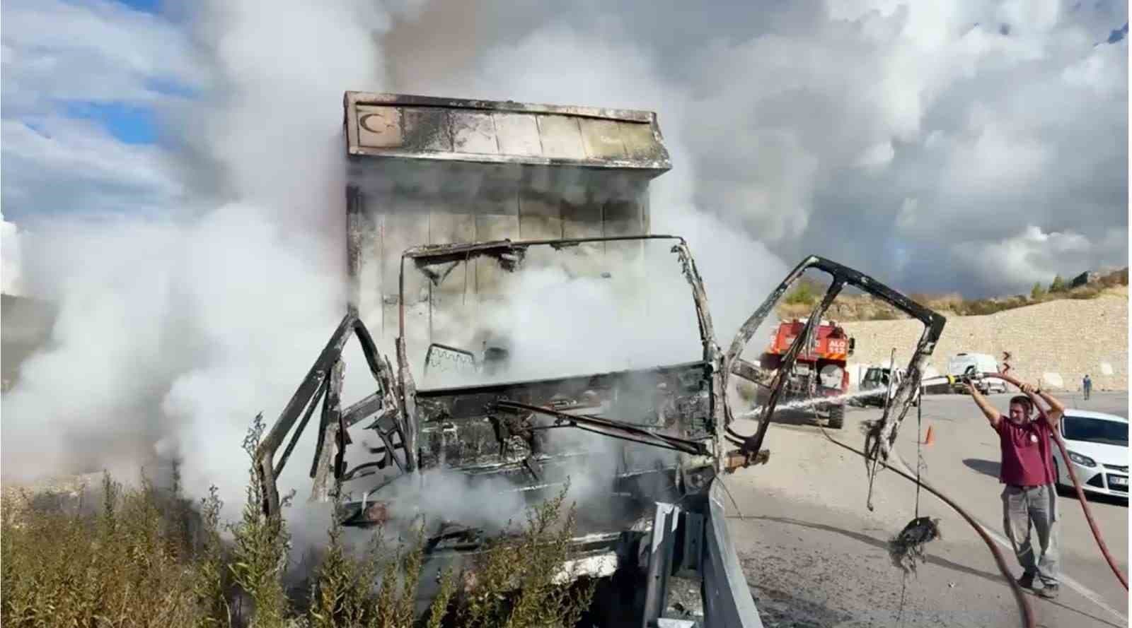 Antalya'da Yanan Kamyon Sürücüsü, Trafiği Önlemek İçin Aracı Bariyerlere Çekti
