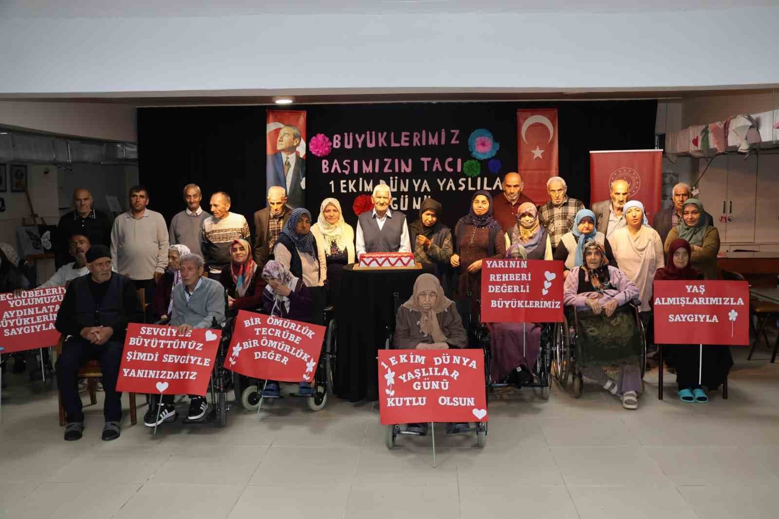 Erzurum'da Dünya Yaşlılar Günü Anma Etkinlikleri Gerçekleştirildi