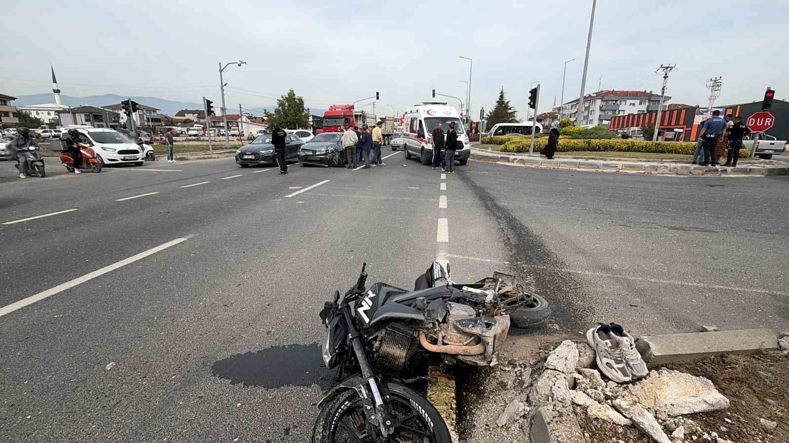 Düzce'de Motosiklet ve Otomobil Çarpıştı: Üç Kişi Yaralandı