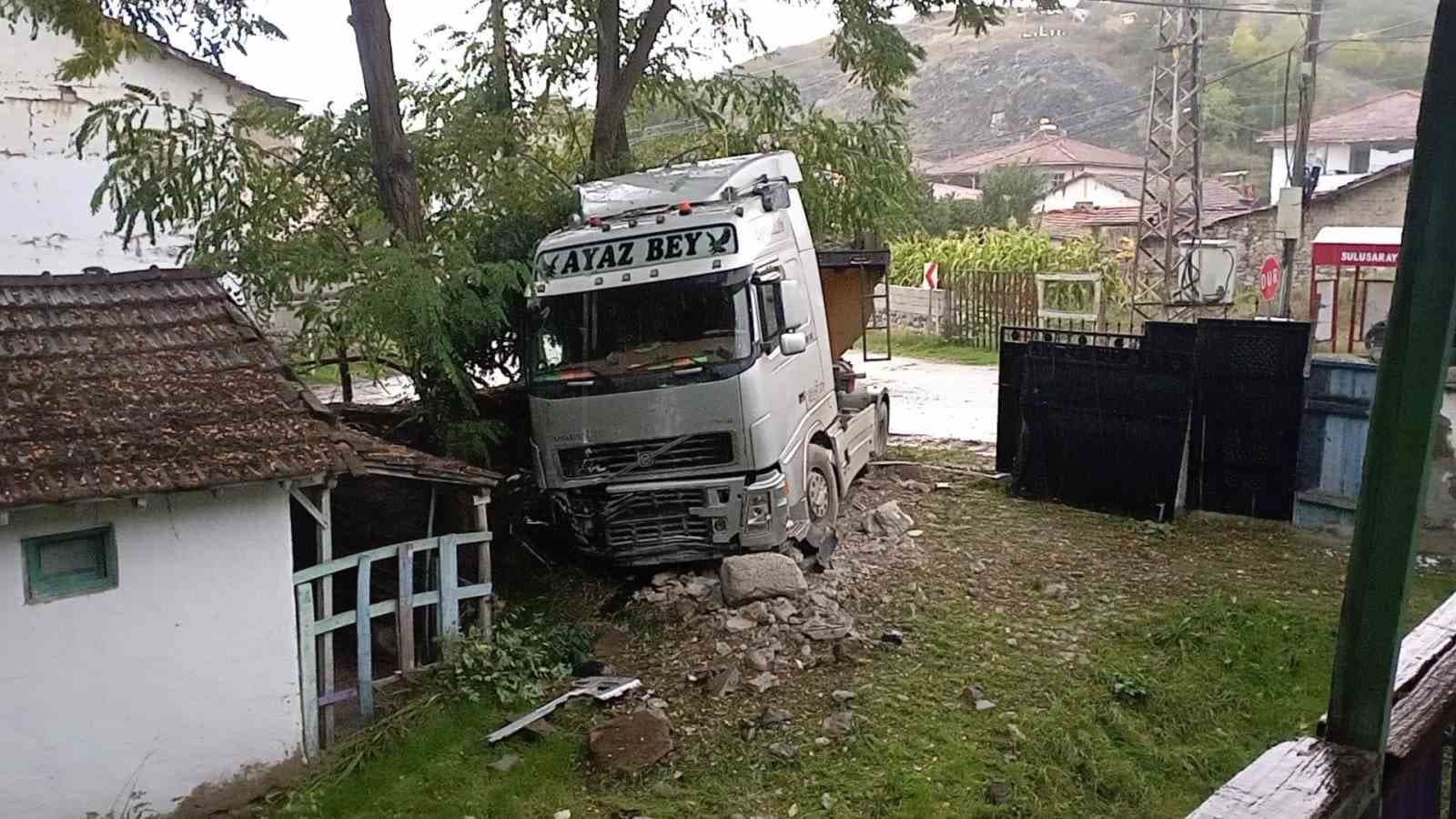 Yağışlı Yolda Kayganlaşan Tır Bahçeye Süründü: Sürücü Yaralanmadı