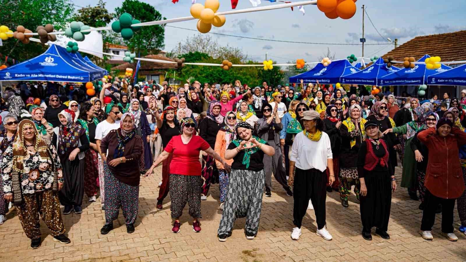 Köyde Şalvarlar Giyildi, Müzik Eşliğinde Kış Hazırlıkları Yapıldı