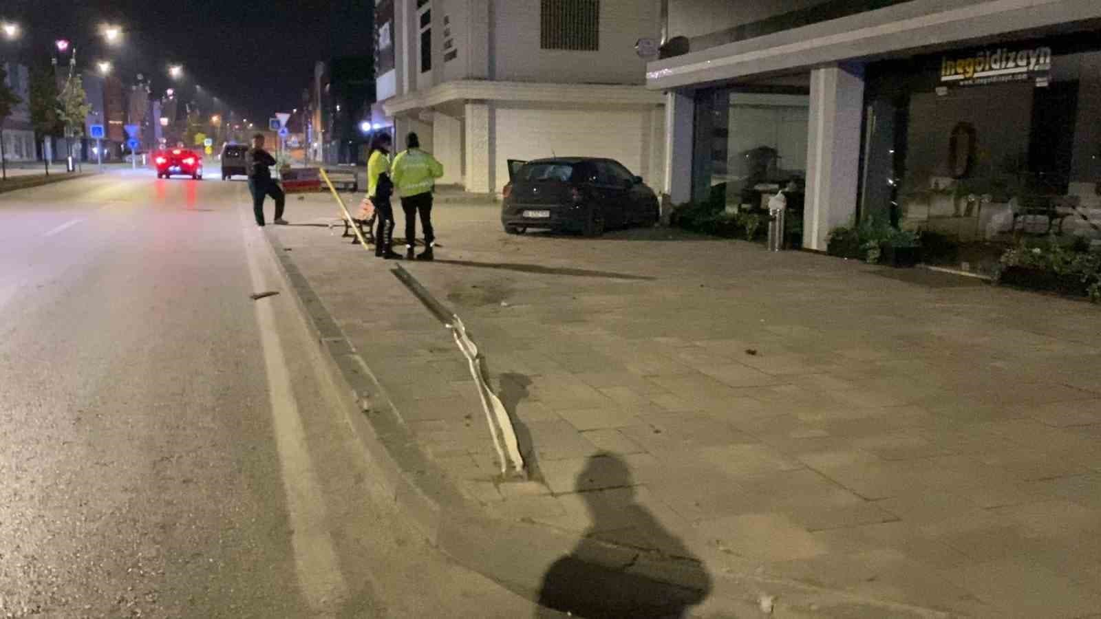İnegöl'de Kontrolden Çıkan Otomobil Kaldırıma Çıktı, Sürücü Yaralandı