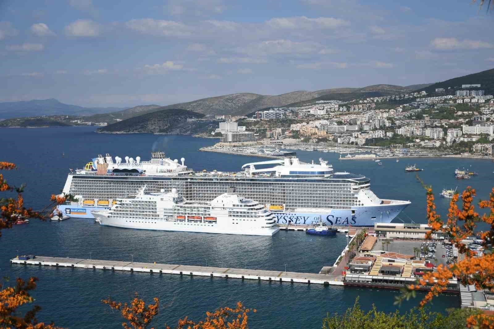 Kuşadası'na İki Kruvaziyerle 4 Bin 694 Turist Aktarıldı