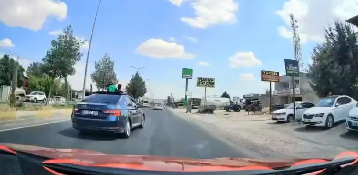 Diyarbakır'da Sunrooftan Çıkan Çocukların Tehlikeli Yolculuğu Kamera Kaydına Yansıdı