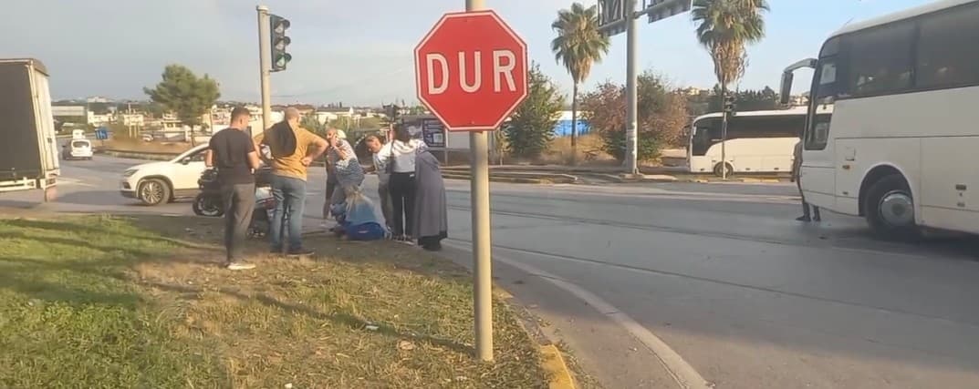 Manavgat'ta Otel Servisi ve Motosiklet Çarpıştı: Bir Kişi Yaralandı