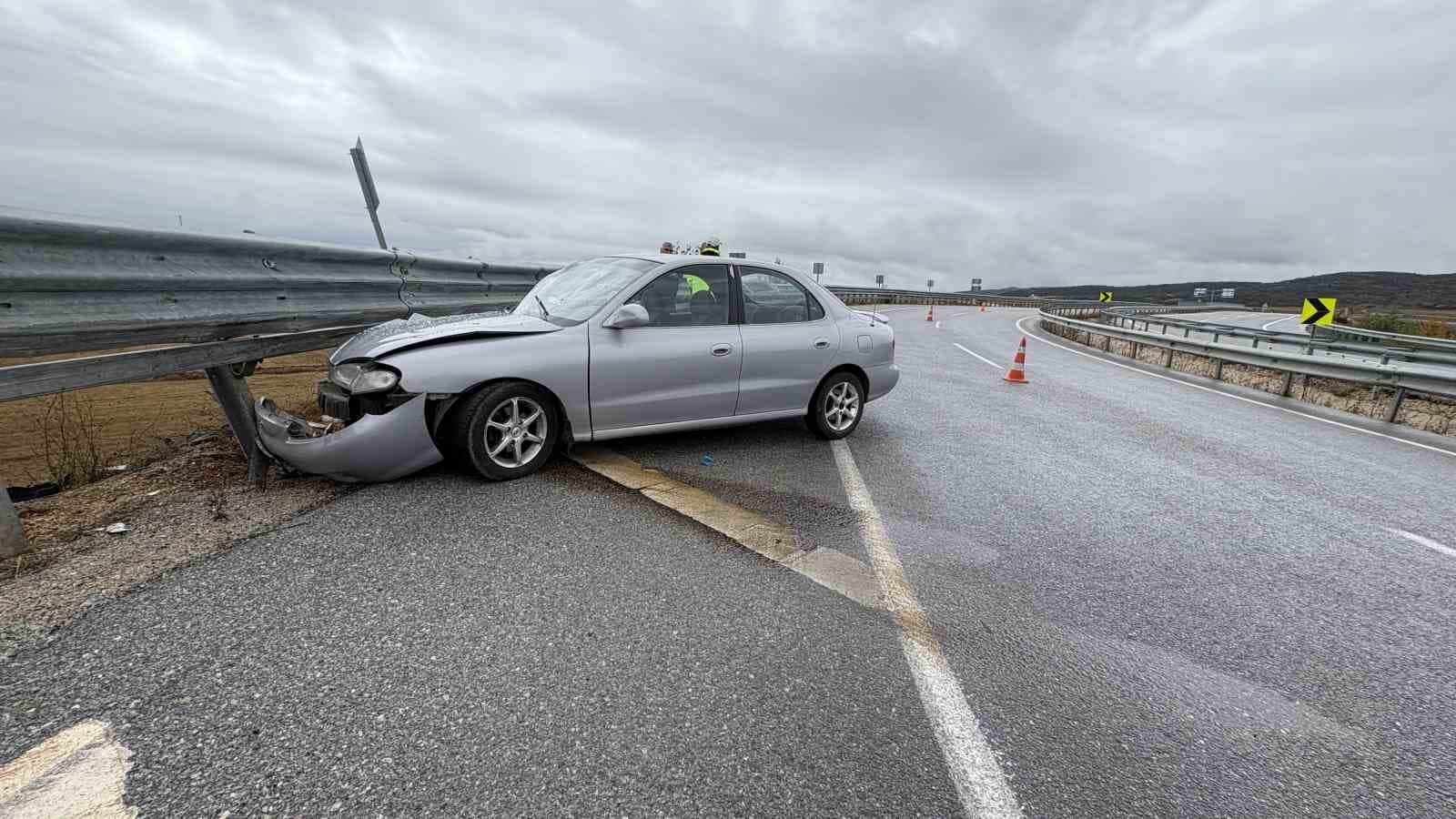 Çorum’da yağış kazayı getirdi, bariyerlere çarpan otomobilin sürücüsü yara almadan kurtuldu