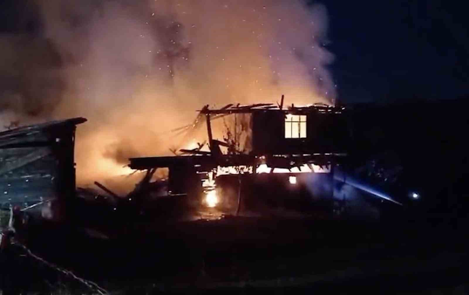 Kastamonu’da alevlere teslim olan iki katlı ev küle döndü