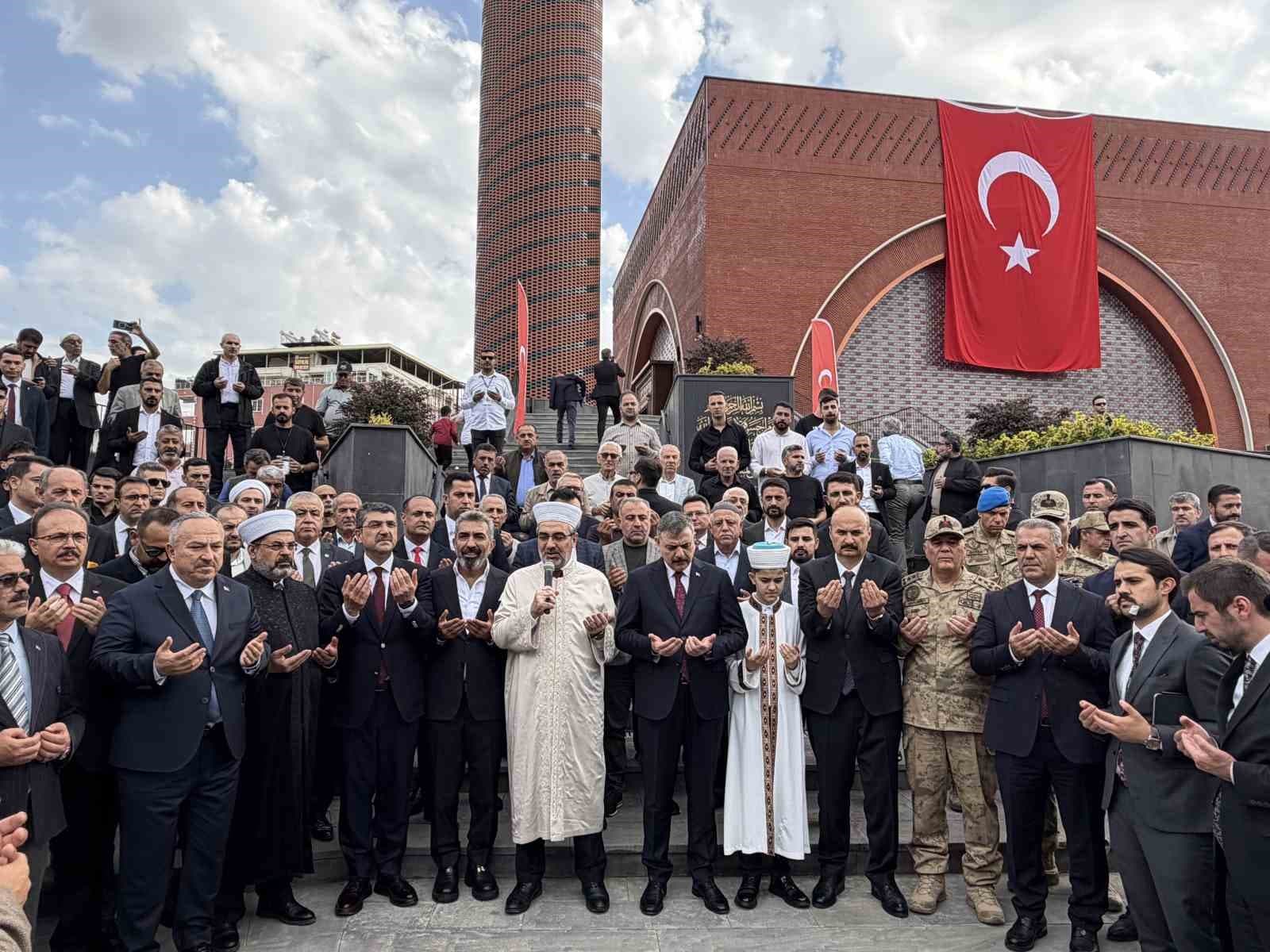 Bakan Çiftçi, Batman’da Kardeşlik Külliyesi Camisi’nin açılışına katıldı