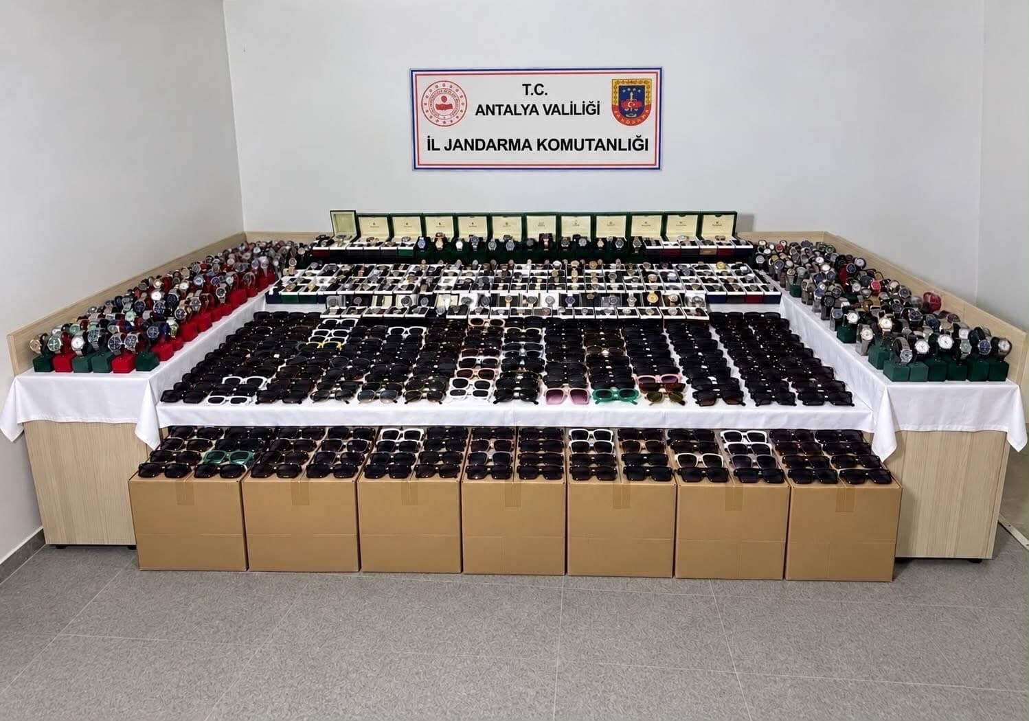 Antalya'da Lüks Kaçak Ürünlere Baskın: 5 Milyon TL Değerinde Gözlük ve Saat Ele Geçirildi