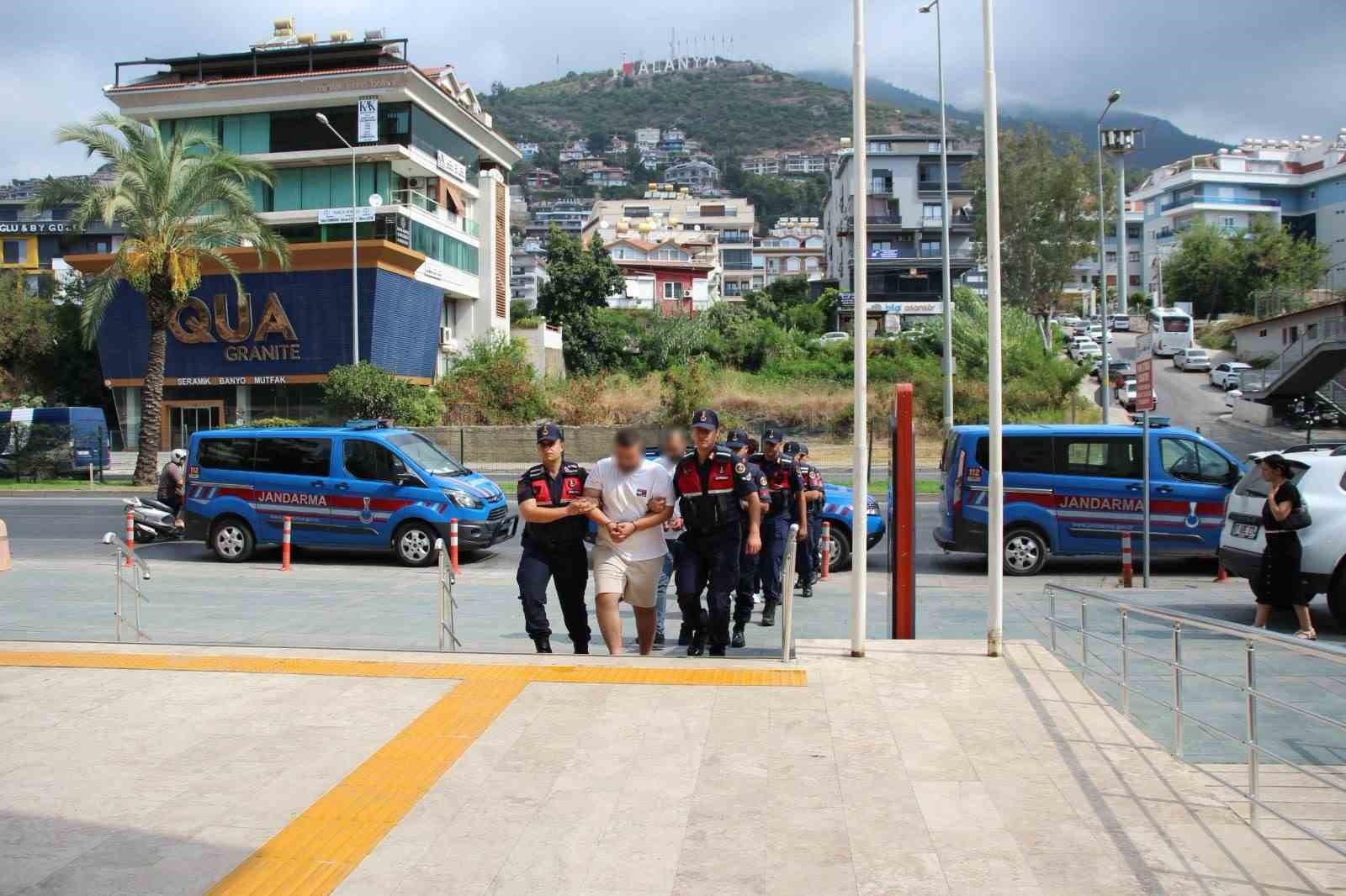 Alanya'da Emlak Ofisine Silahlı Saldırı: İki Şüpheli Tutuklandı