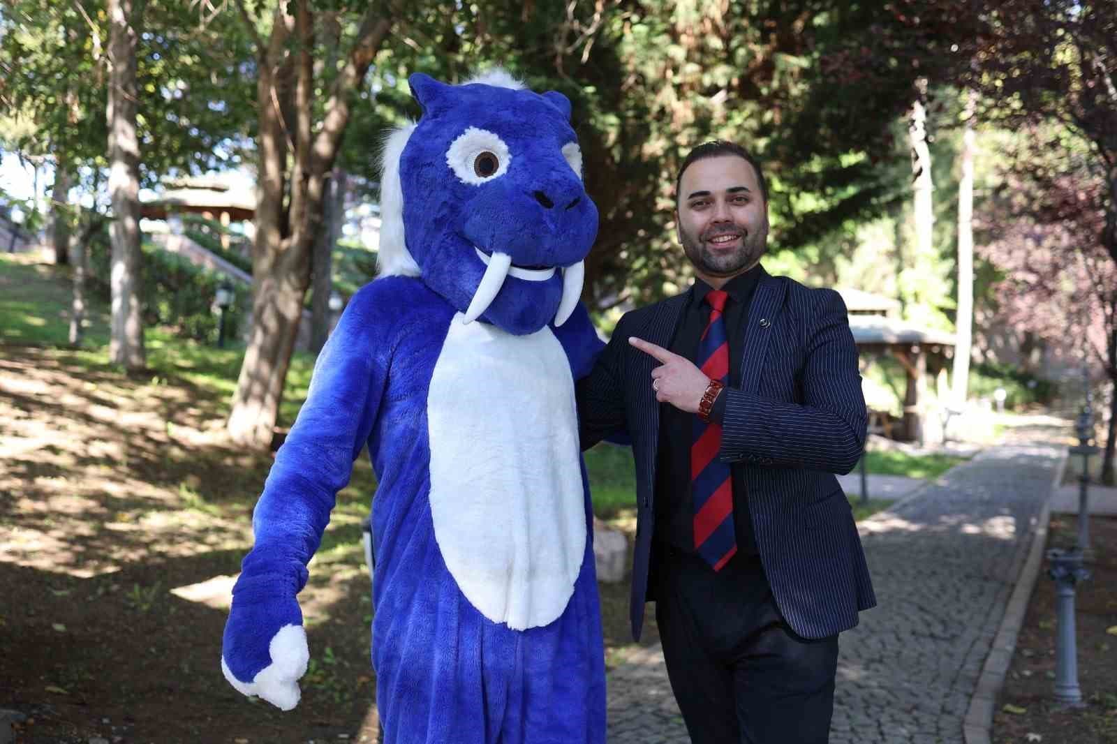 Çankırı'nın Sembolü Kılıç Dişli Kaplanı, Üç Yıldır Kostümle Şehri Tanıtıyor