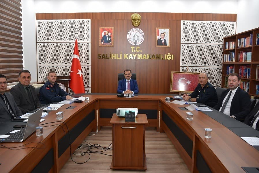 Salihli'de Metruk Yapılar Konusunda Değerlendirme Toplantısı Yapıldı