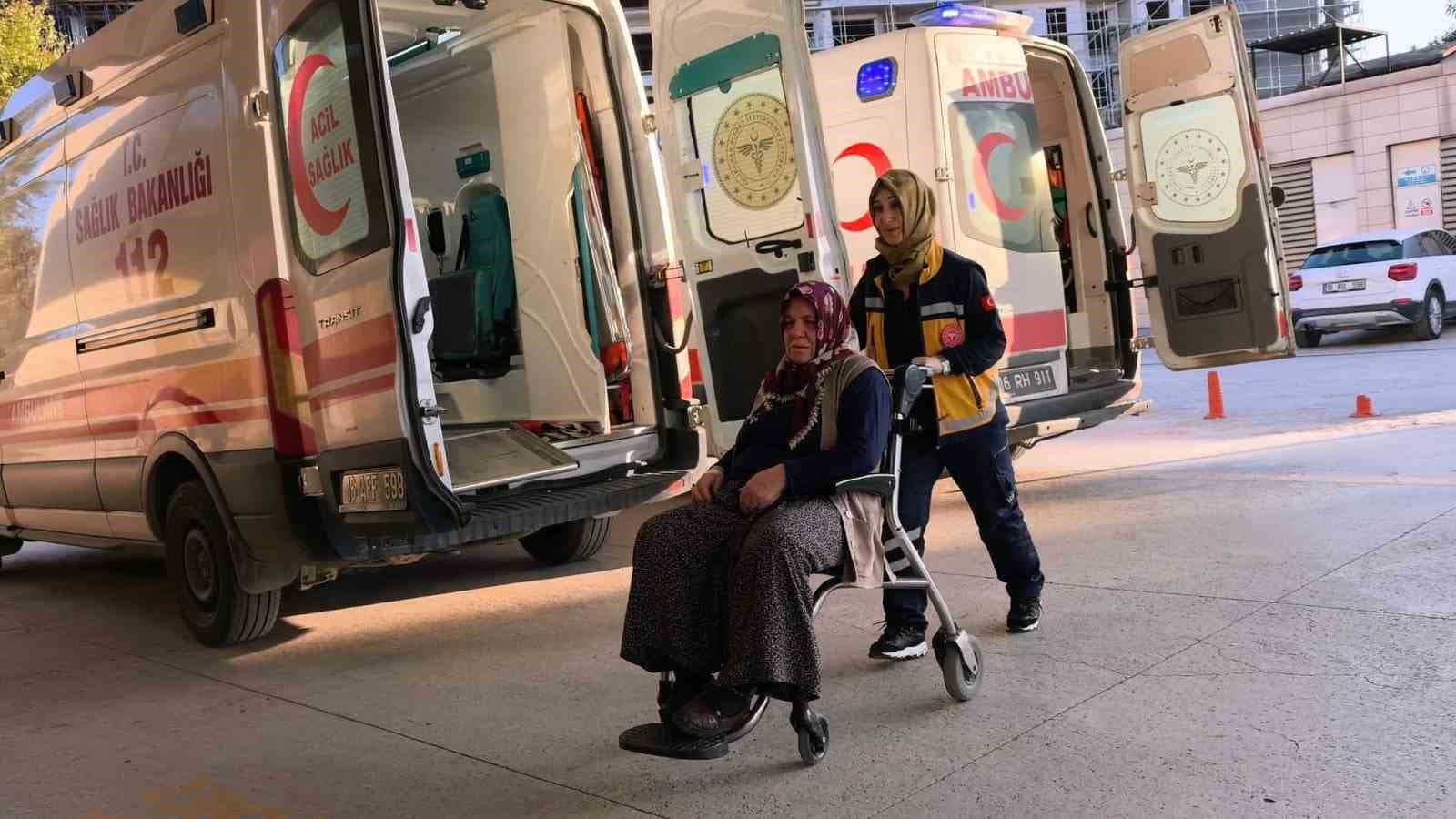 Bursa İnegöl'de Kontrolden Çıkan Otomobil Dereye Yuvarlandı: Beş Kişi Yaralandı