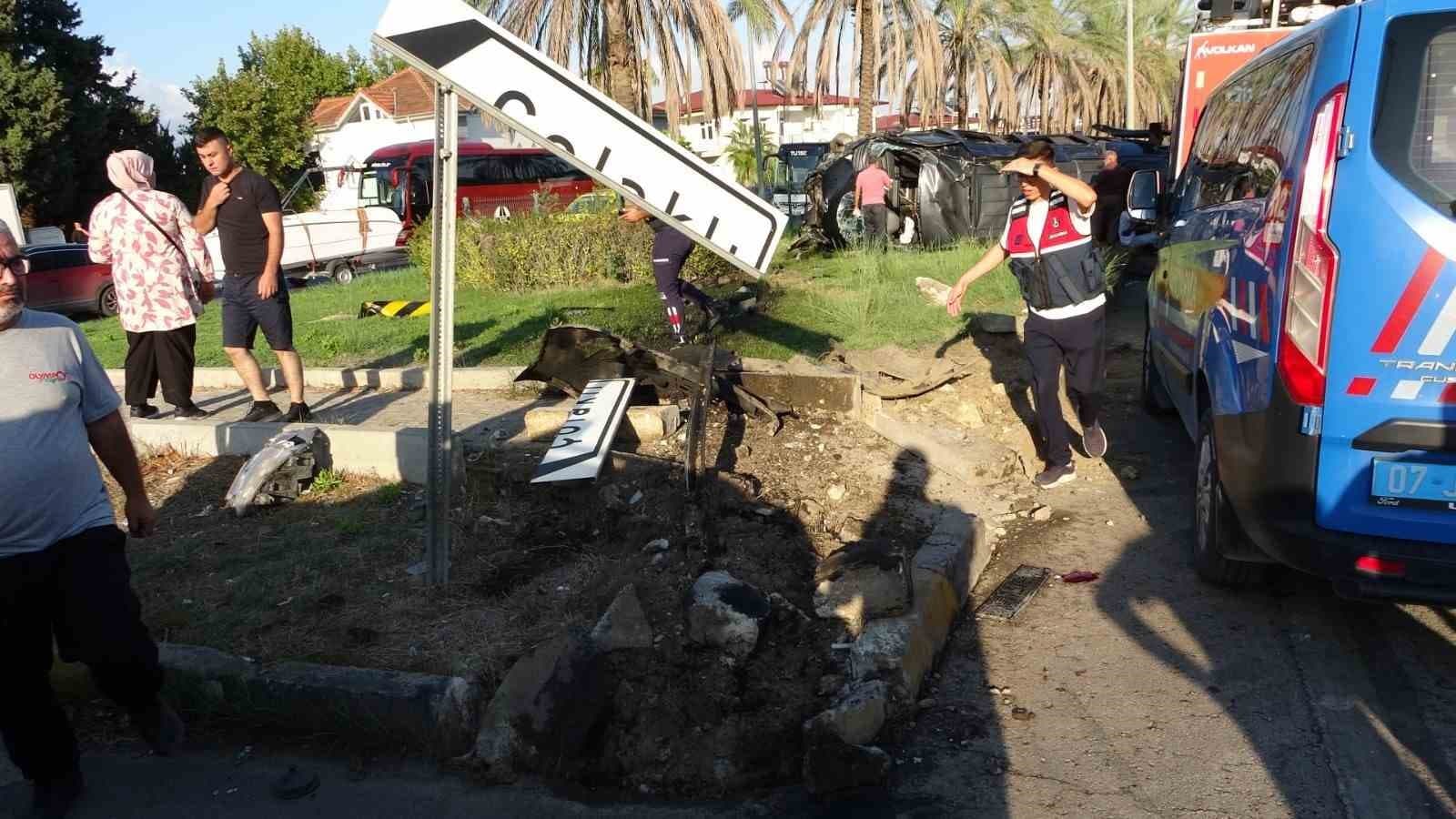 Antalya'da Çok Araçlı Kaza: Tur Minibüsü, Otomobil ve Kamyonet Çarpıştı, 15 Yaralı