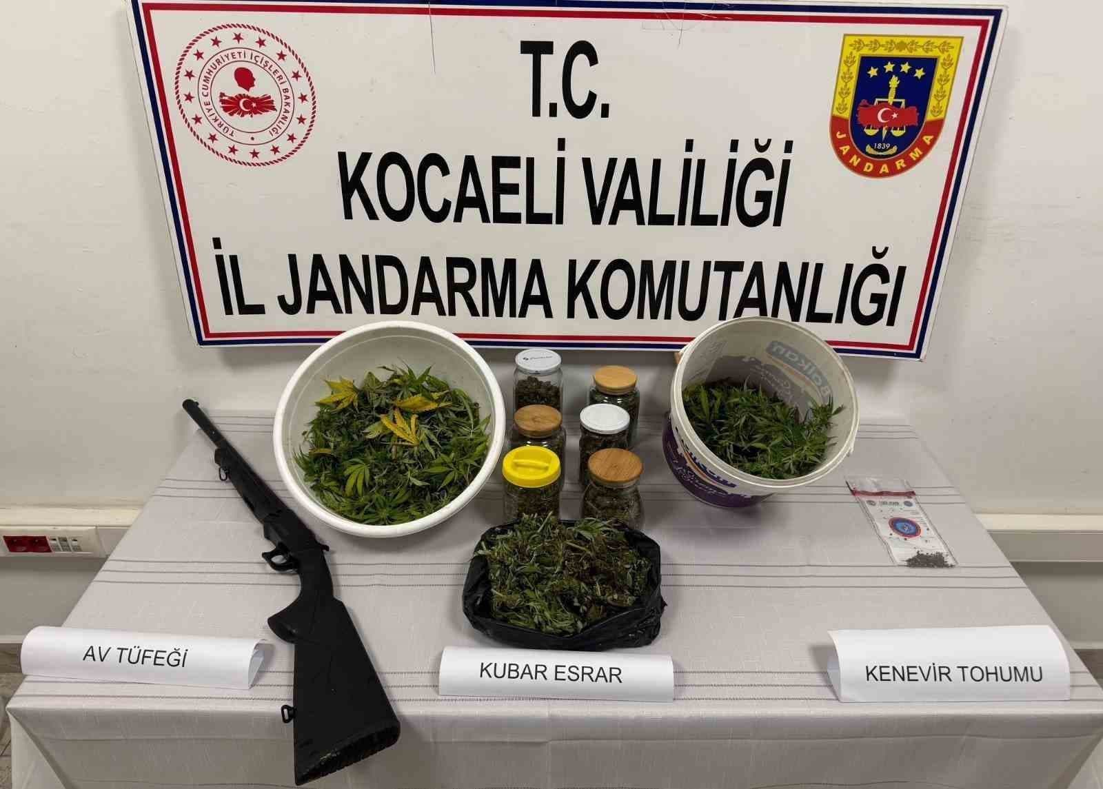 Kocaeli'de Jandarma Operasyonu: Karamürsel'de Uyuşturucu Ele Geçirildi, İki Şüpheli Yakalandı